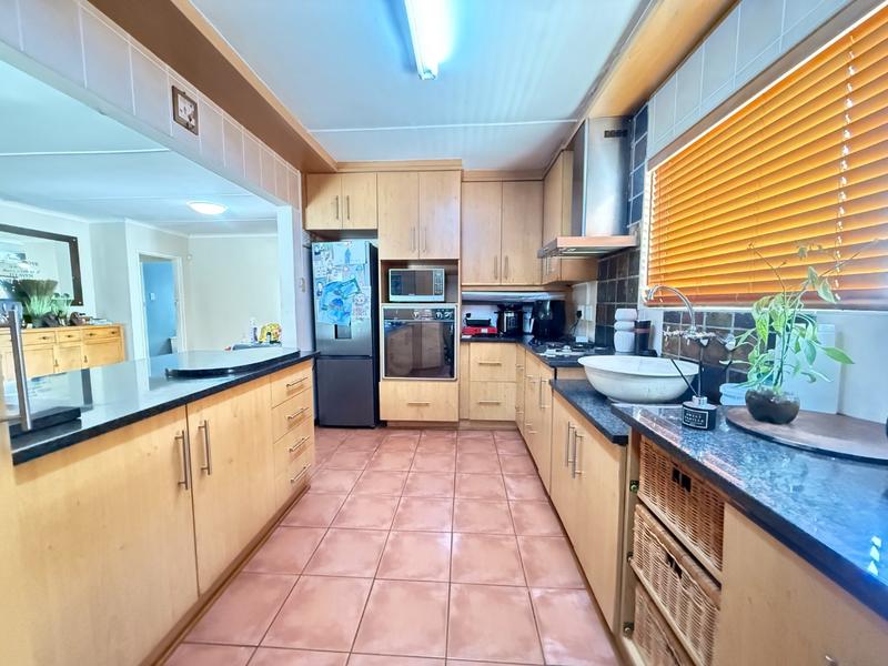 4 Bedroom Property for Sale in Bergzicht Western Cape